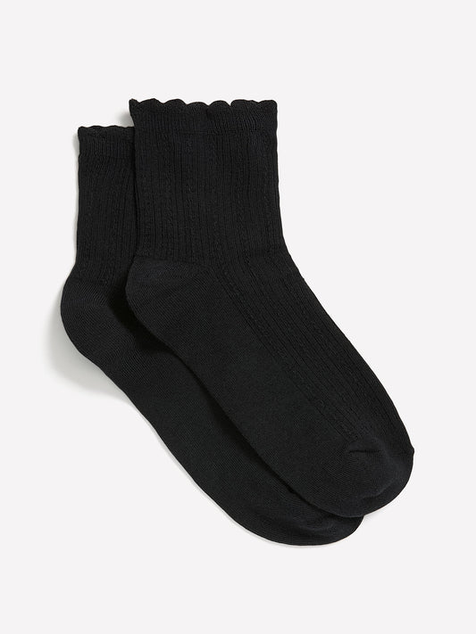 Textured Ankle Socks with Scalloped Edge